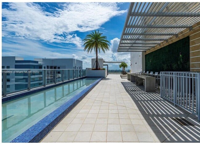 Building Photo - 1010 SW 2nd Ave