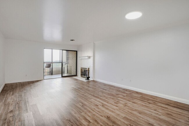 Building Photo - SPACIOUS 2Bd/1BA Condo- Cap Hill Neighborhood! Available NOW!