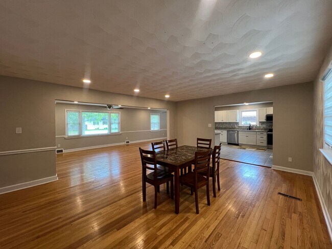 Building Photo - Updated and Spacious ranch in CAMELLIA ACRES