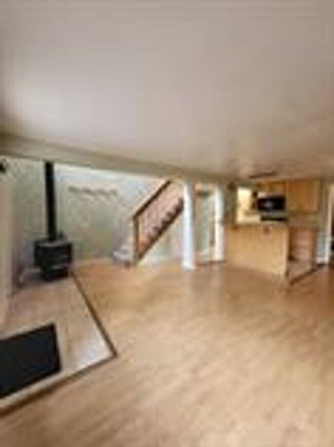 Building Photo - Bus route! Pets considered! Bonus loft!