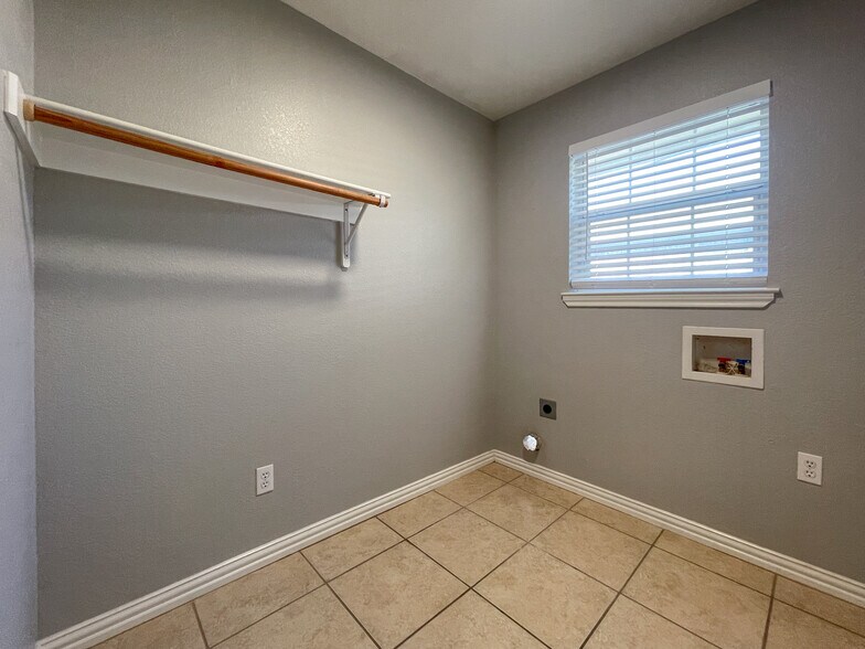 Building Photo - 109 Red Oak Rd