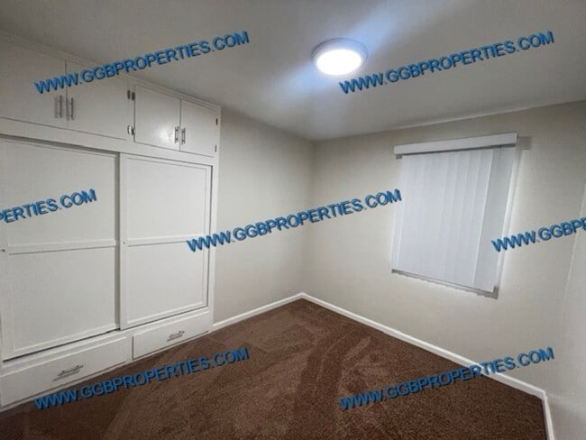 Building Photo - Rent Ready / / Charming 3 Bedoom Home with...