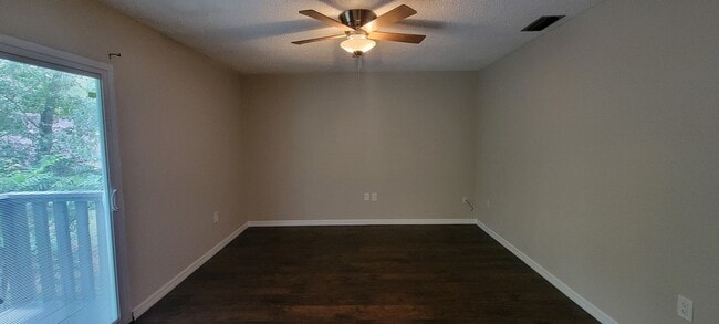 Building Photo - Charming 3/3 Condo