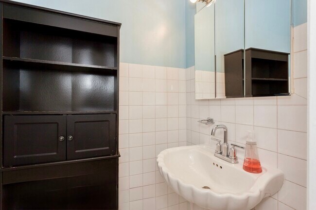 Building Photo - 2204 N Clybourn Ave