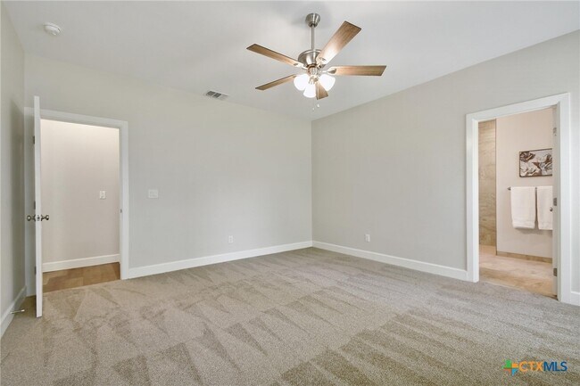 Building Photo - 2109 Meadow View Dr