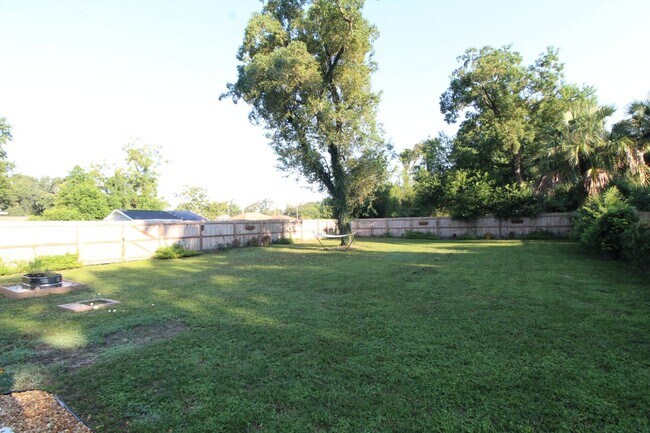 Building Photo - Updated 2BR Home Near Downtown Pensacola –...