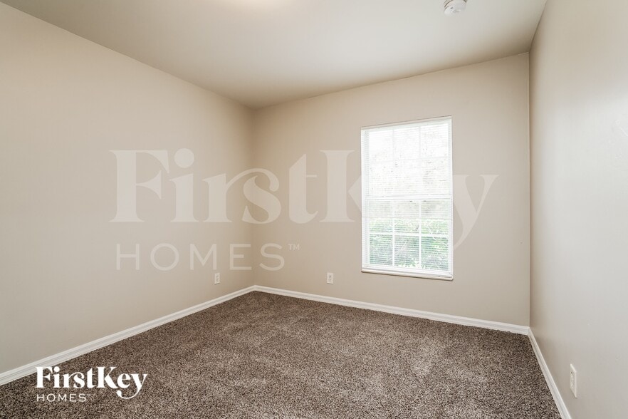 Building Photo - 715 Bennington Dr