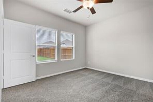 Building Photo - Spacious 3BR/2.5BA Home Near Parks, Dining & Community Pool