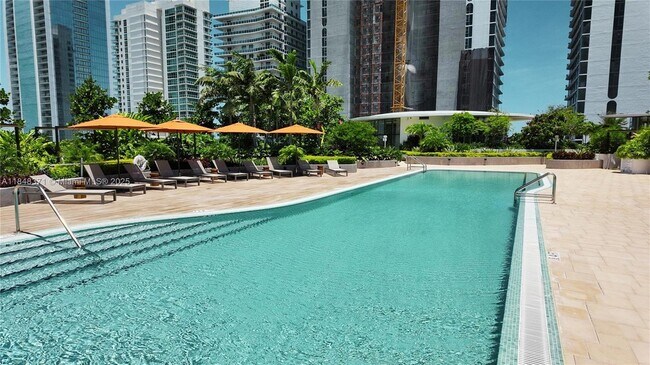 Building Photo - 700 NE 24th St