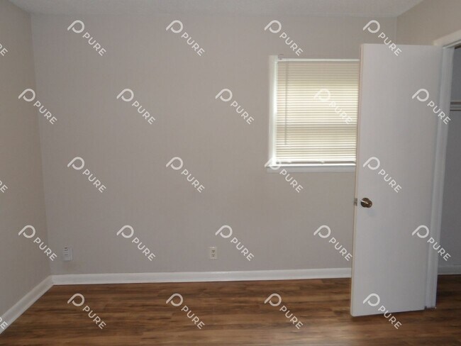Building Photo - 3021 Deerfield!!