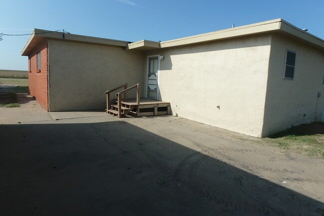 Building Photo - Four bedrooms Two bathrooms house in count...