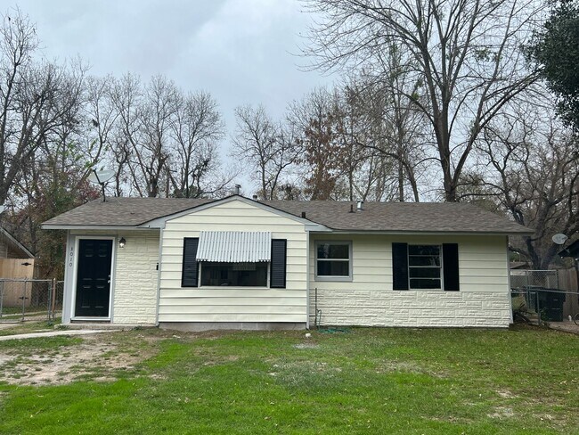 Building Photo - 3010 Sunnybrook St