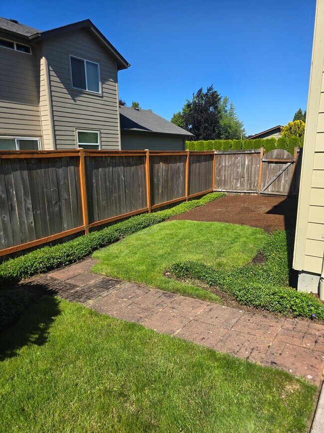 Building Photo - Beautiful 3 Bedroom Off Gilham