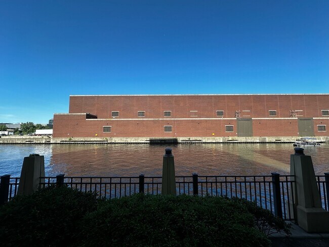 Building Photo - 720 N Larrabee St