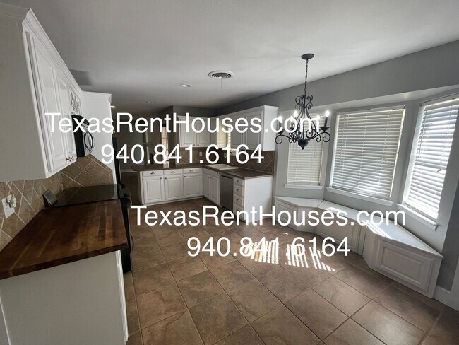 Building Photo - Gorgeous Home with updates and space!