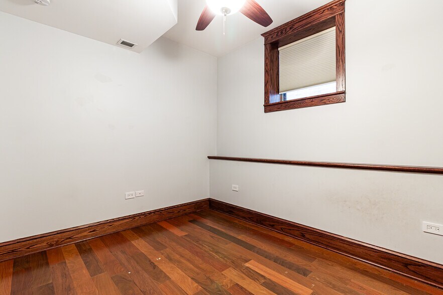 Building Photo - 1019 W Oakdale Ave