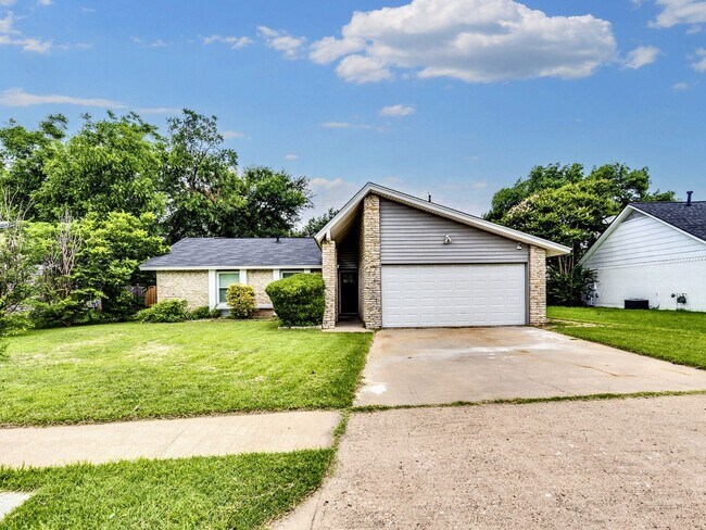 Building Photo - Charming 4BR / 2BA Home Featuring Fireplace, White Cabinets & Big Tree