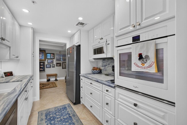 Building Photo - 5280 N Ocean Dr