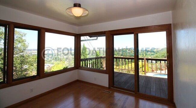 Building Photo - 160 Kaden Dr