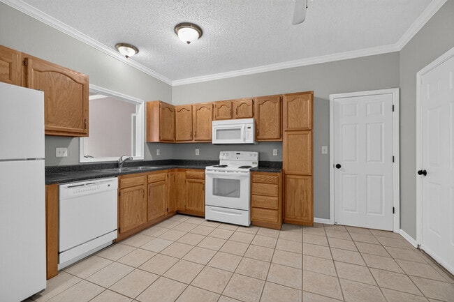 Building Photo - Charming 3-Bedroom Ranch in Avon!