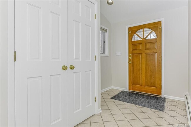 Building Photo - 9 Cloverdale Ln