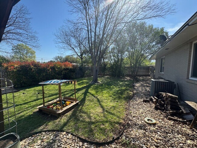 Building Photo - Beautifully Maintained Corner Lot Waco Home