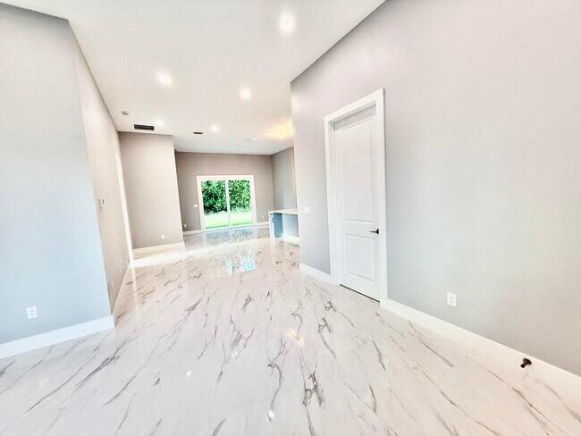 Building Photo - 675 NE Moss Rose Pl