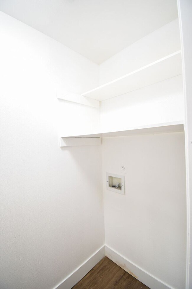 Building Photo - Newly Updated 2 Bedroom 1.5 Bath Townhouse...