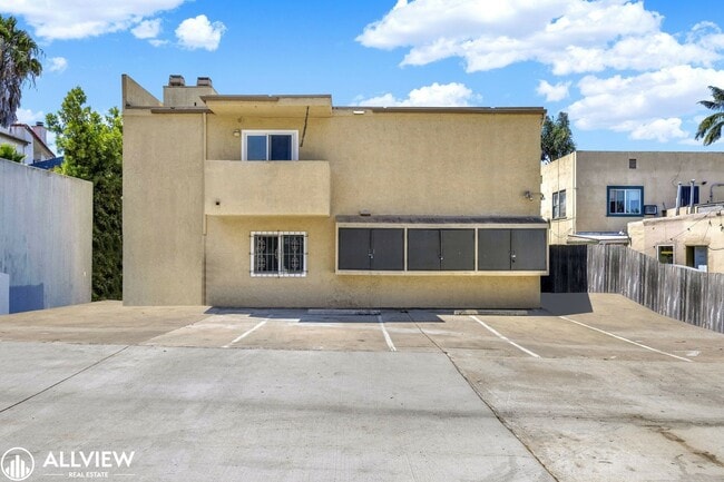 Building Photo - Golden Hill Gem: 2BR/1BA with Fireplace & ...