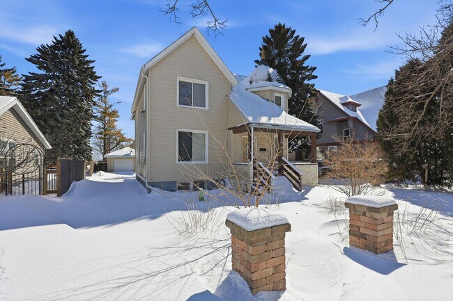 Building Photo - 5 Bedroom House in Manitowoc