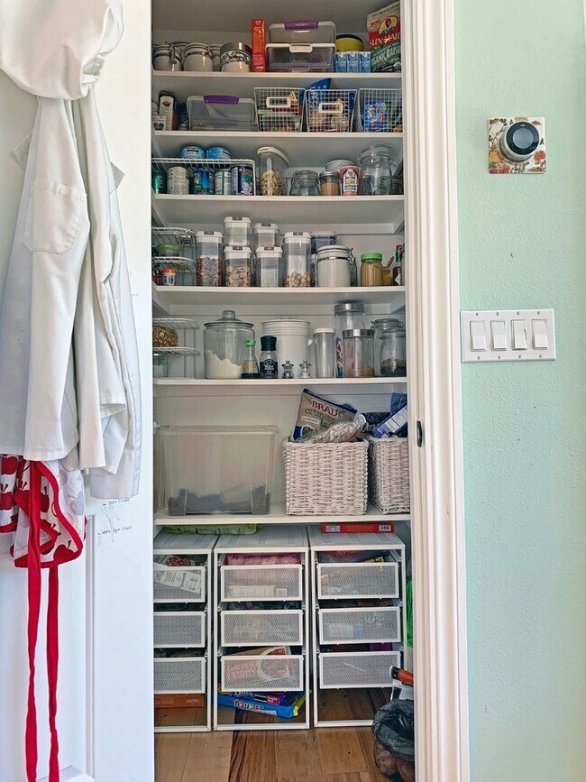 Building Photo - Beautiful 3 Bedroom, 2 Bathroom Remodeled Home & Solar!