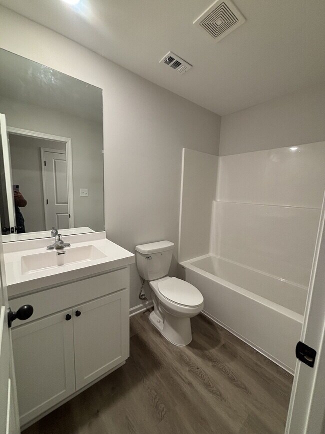 Building Photo - "4-Bed, 2-Bath Retreat in Memphis – Your Perfect Sanctuary Awaits!"