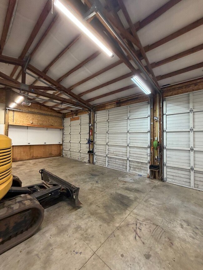 Building Photo - Rare 3-Acre 3BR Home in South Salem – Shops, Workspace & Greenhouses