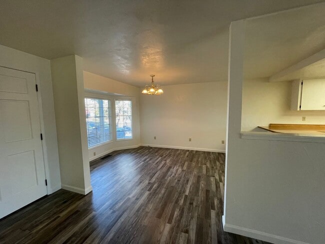 Building Photo - 3 bedroom, 2 bathroom, in East Medford