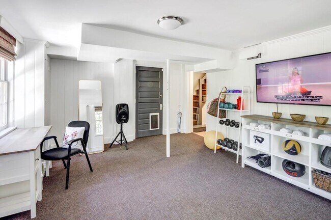 Building Photo - 27 Northwood Ave NE