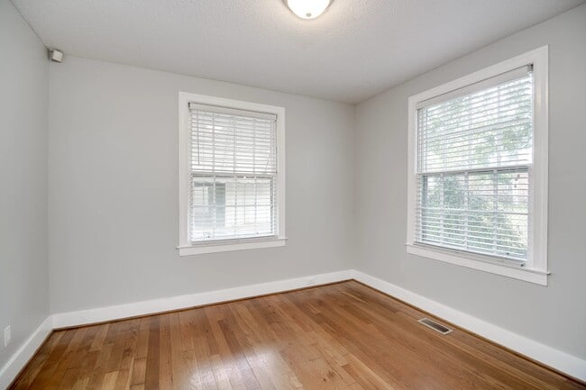 Building Photo - 1741 Oak Dr