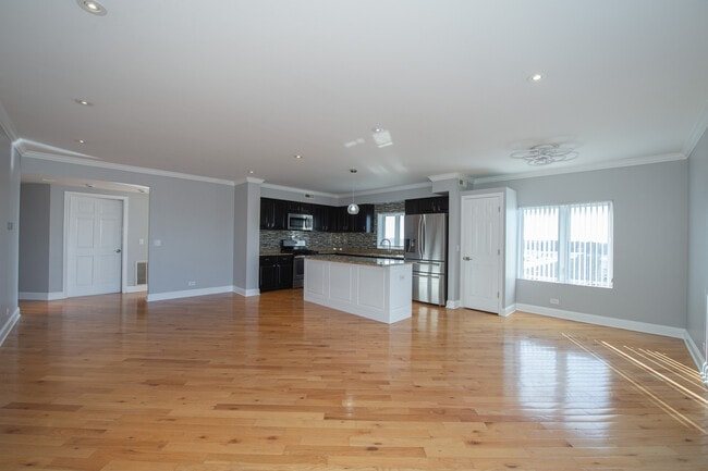 Building Photo - 6560 W Diversey Ave