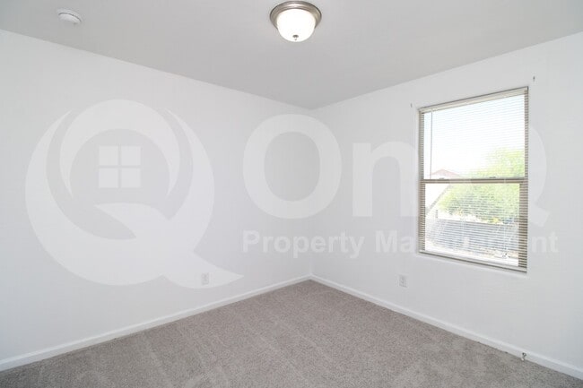 Building Photo - 822 N Navajo Ln