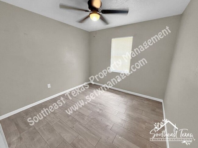 Building Photo - 620 Smelker Ave