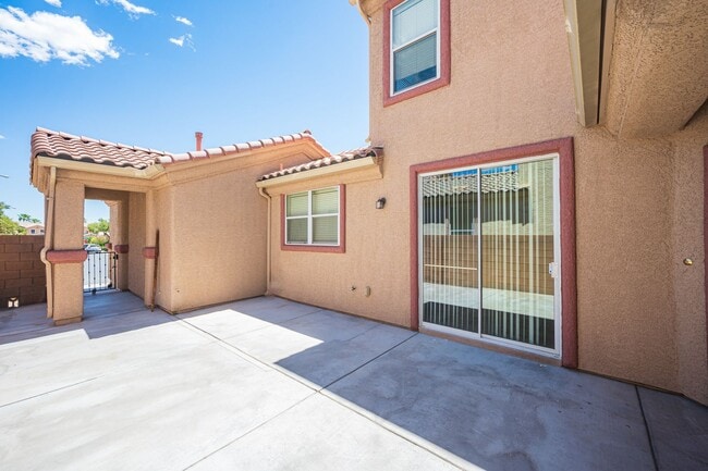 Building Photo - Beautiful 4 Bedroom 2.5 bath Home in the Southwest!