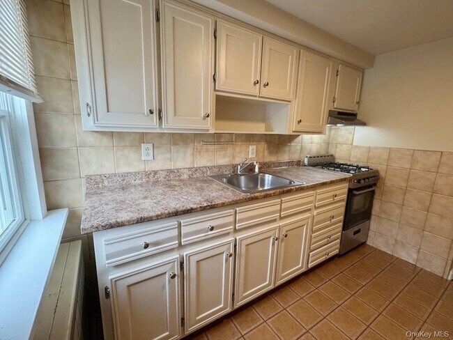 Building Photo - 5 Hall Ave