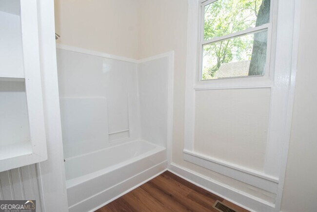Building Photo - Will not last! Walk to the square in Newna...