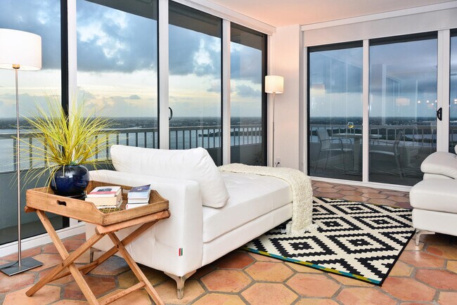 Building Photo - 5510 N Ocean Dr