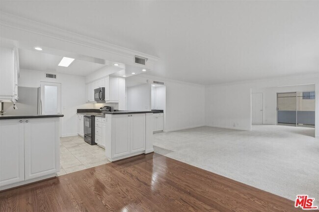 Building Photo - 435 N Oakhurst Dr