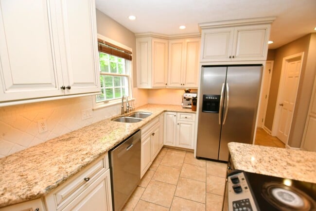Building Photo - Penn Schools, executive home 4 bedroom 2.5...