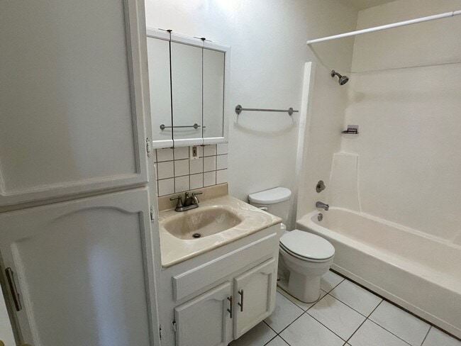 Building Photo - Spacious 2 Bedroom, 1 Bath Apartment w/ 1 Car Covered parking and onsite laundry