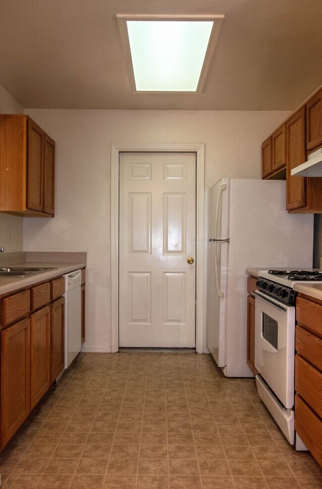 Building Photo - 6200 N Rockland Dr
