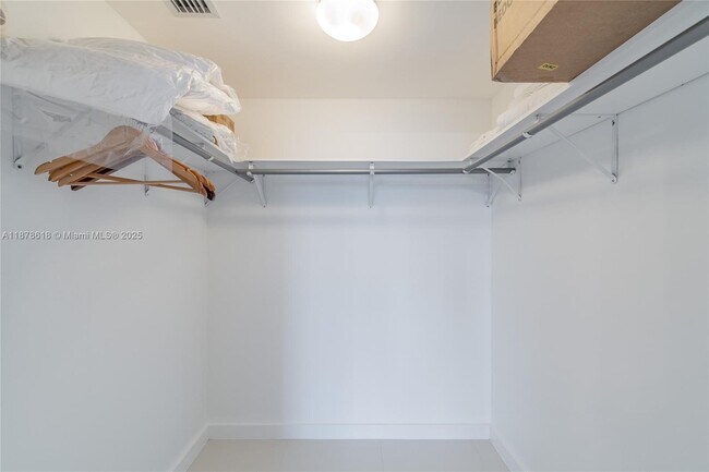 Building Photo - 485 Brickell Ave
