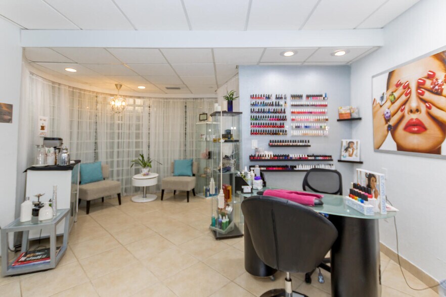 Building Photo - 16485 Collins Ave