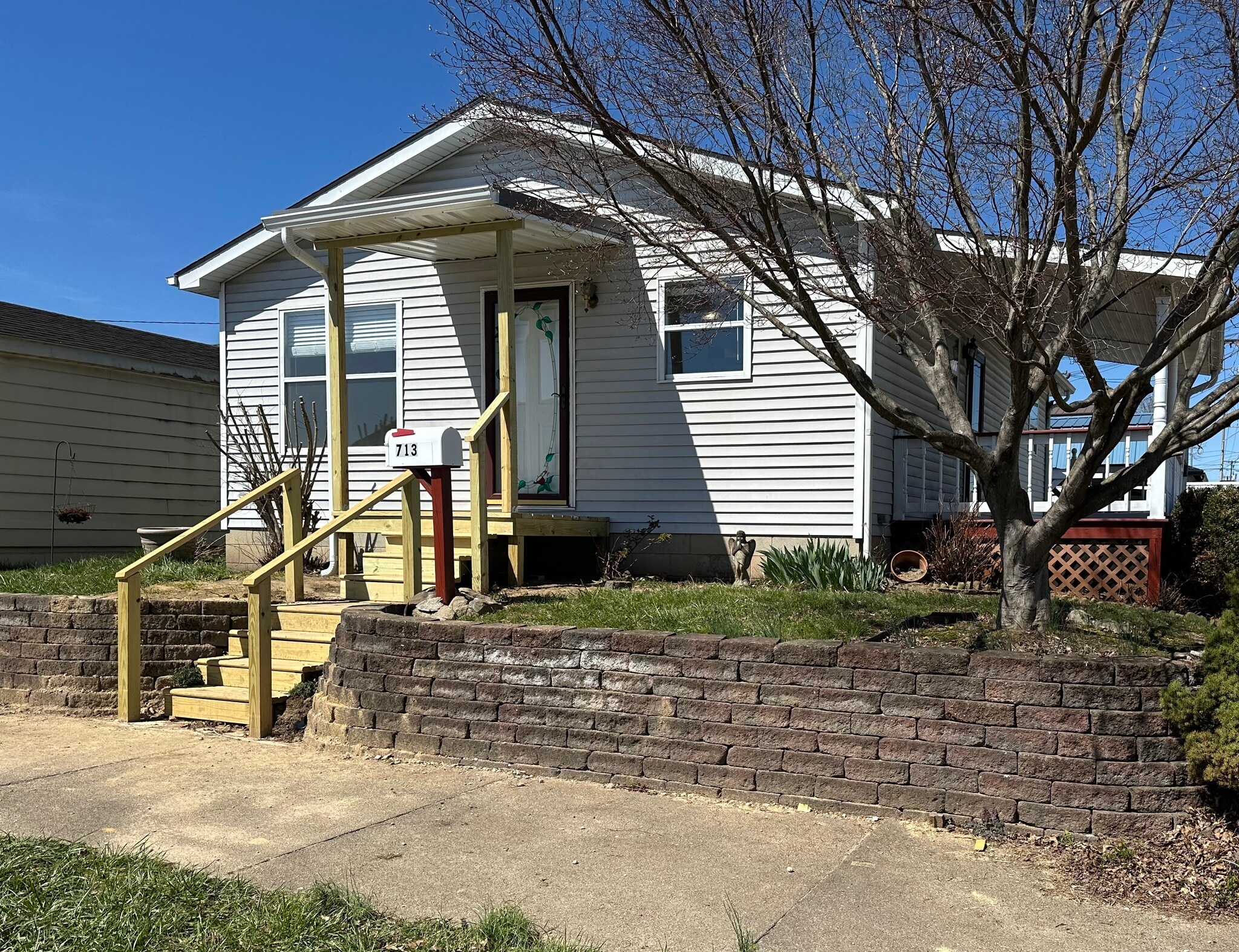 Front - 713 Spruce St